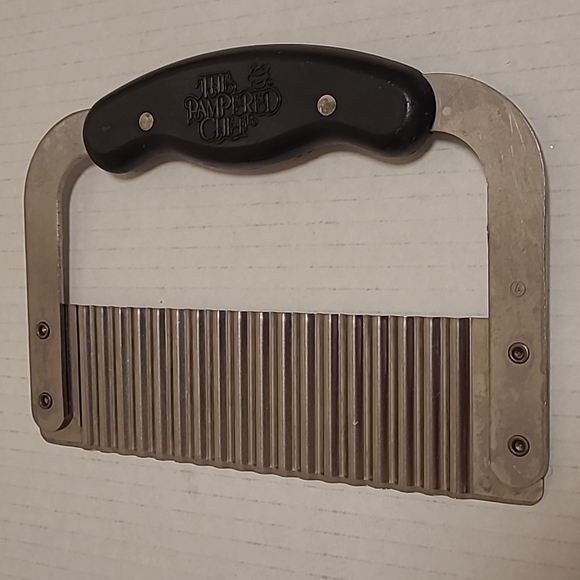 The Pampered Chef Crinkle Cutter - Picture 6 of 14